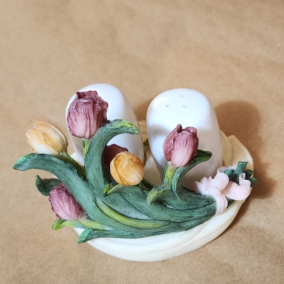 A. Richesco Corporation salt abd pepper shaker with display - Picture 4 of 9